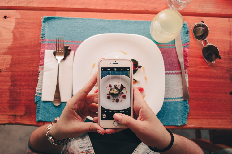 vlogger dunia makanan yang mengunjungi restoran dunia